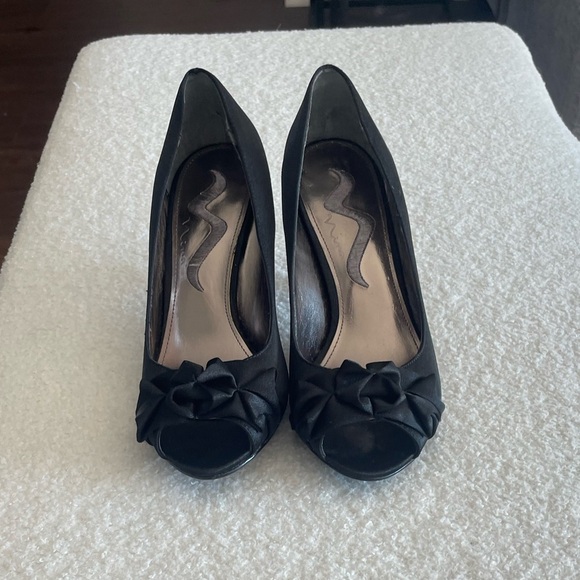 Nina Fulvia Black Satin Open Peep Toe High Heel Pump with Ruffles - Sz 6.5M/36.5 - Picture 8 of 9